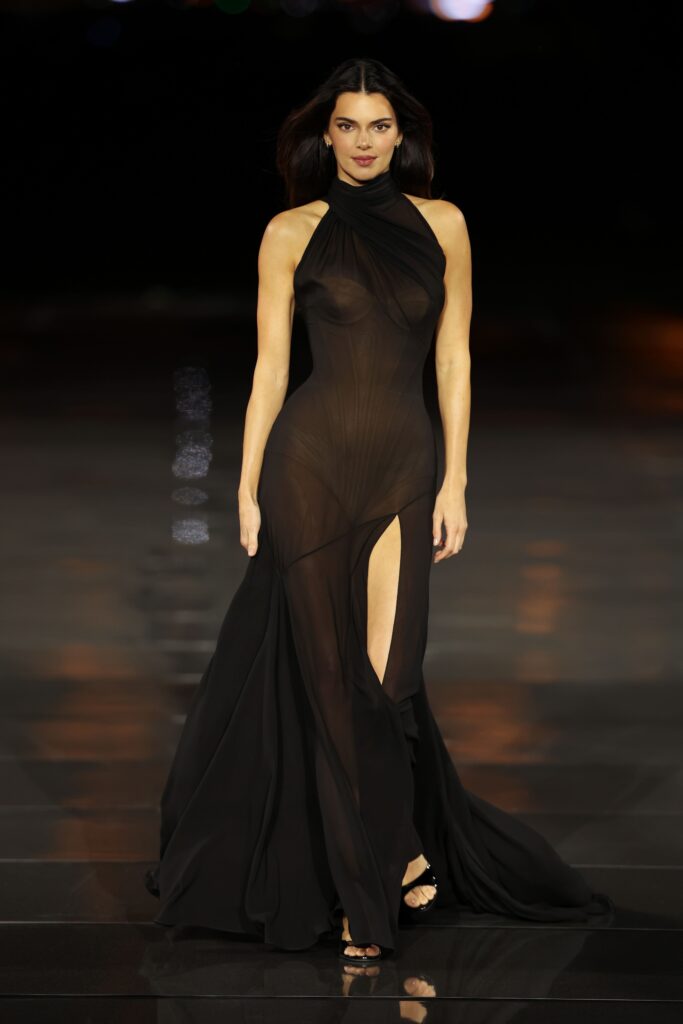 Kendall Jenner at L’Oréal Paris Le Défilé 2026 in Paris wearing a Rosy Nude Glam beauty look